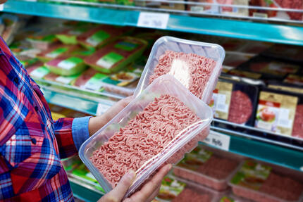 Pakker med oksekød i supermarkedet