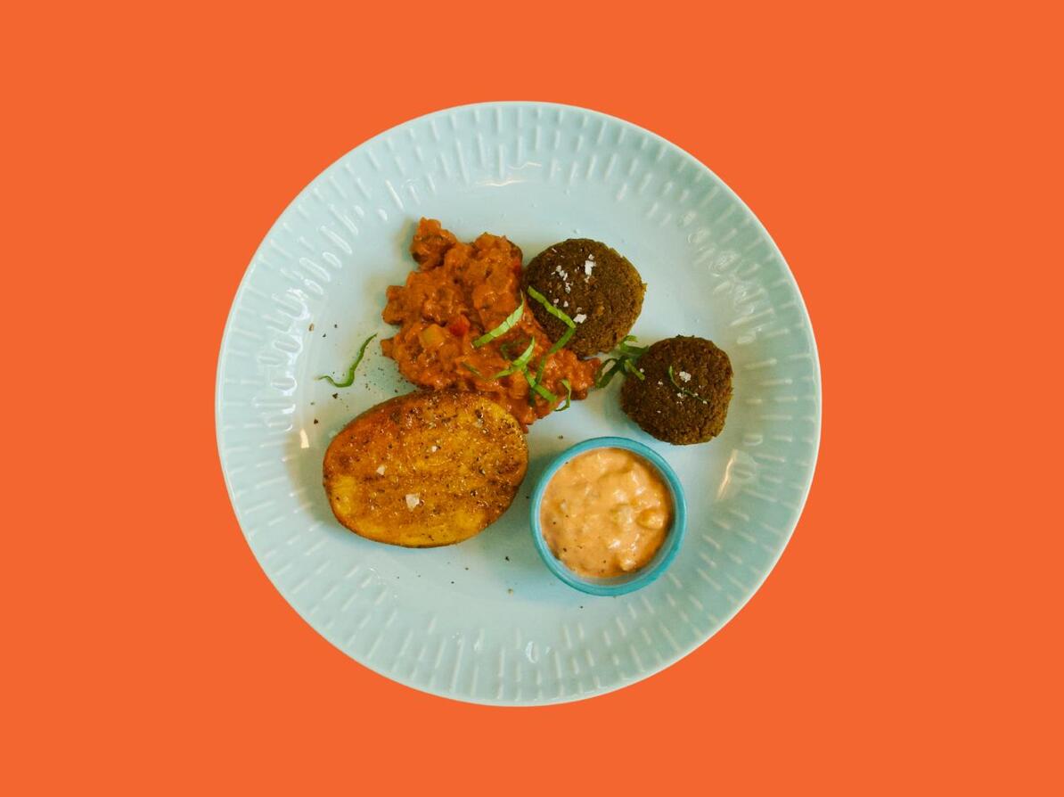 Tallerken med tofuboller og tomatsauce