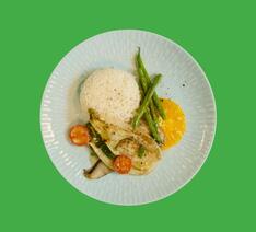 Tallerken med Fennikel i fad med grønne bønner og appelsinsalat