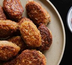 Frikadeller på tallerken