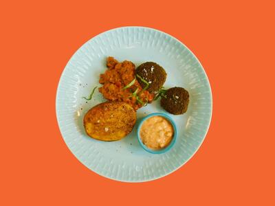 Tallerken med tofuboller og tomatsauce
